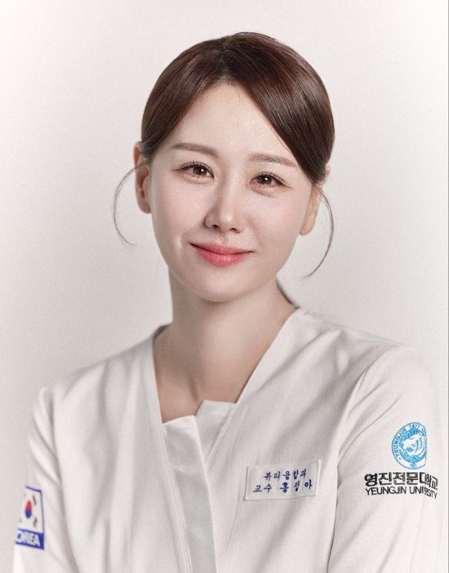 홍정아_학교홈페이지용 프로필사진.JPG